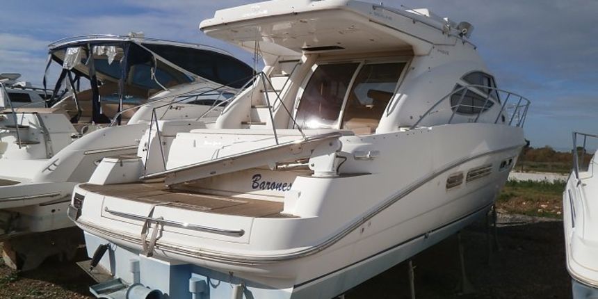 Brod, plovilo, suha marina Brod, plovilo, suha marina