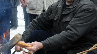 Vukovar, 220110.
U vinogradima Vukovara proslavlja se blagdan Sv. Vinka kada se tradicionalno blagoslove vinogradi. Na salasu Goldschmidt po 11 puta se odrzava Vinkovo na Vucedolu, gdje se moglo uzivati u vinu i gastronomskim specijalitetima. Na fotografi Vukovar, 220110.
U vinogradima Vukovara proslavlja se blagdan Sv. Vinka kada se tradicionalno blagoslove vinogradi. Na salasu Goldschmidt po 11 puta se odrzava Vinkovo na Vucedolu, gdje se moglo uzivati u vinu i gastronomskim specijalitetima. Na fotografi