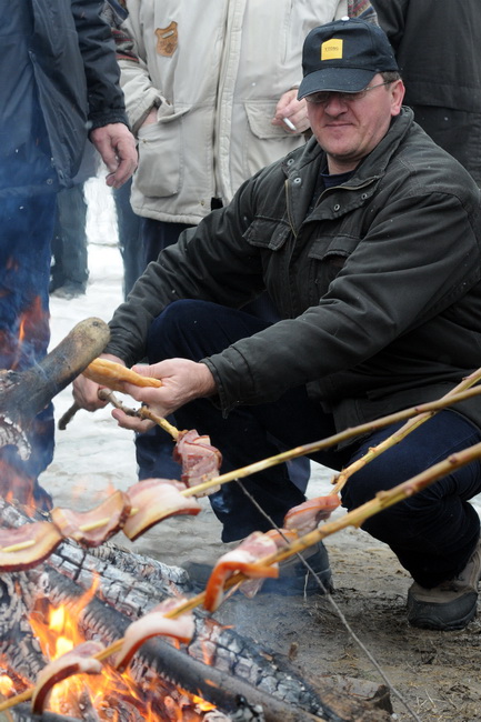 Vukovar, 220110.
U vinogradima Vukovara proslavlja se blagdan Sv. Vinka kada se tradicionalno blagoslove vinogradi. Na salasu Goldschmidt po 11 puta se odrzava Vinkovo na Vucedolu, gdje se moglo uzivati u vinu i gastronomskim specijalitetima. Na fotografi Vukovar, 220110.
U vinogradima Vukovara proslavlja se blagdan Sv. Vinka kada se tradicionalno blagoslove vinogradi. Na salasu Goldschmidt po 11 puta se odrzava Vinkovo na Vucedolu, gdje se moglo uzivati u vinu i gastronomskim specijalitetima. Na fotografi