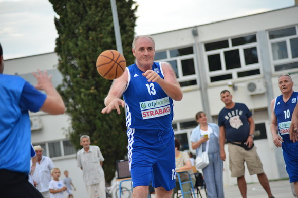 U povodu blagdana Kraljice Mira u Stanovima odigrana utakimica između veterana KK Zadar i Stanova, Foto: Iva Perinčić U povodu blagdana Kraljice Mira u Stanovima odigrana utakimica između veterana KK Zadar i Stanova, Foto: Iva Perinčić