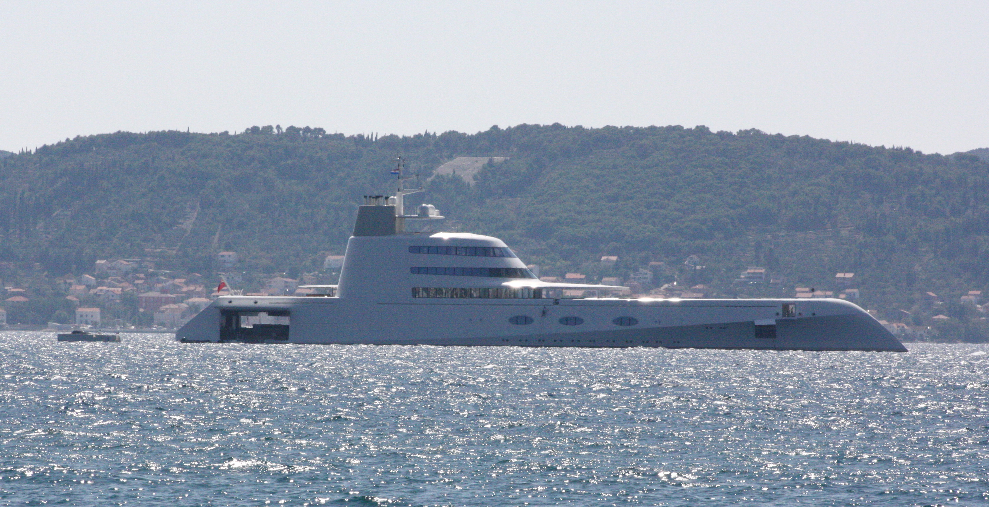 Superjqahta “A” usidrena u zadarskom kanalu Superjqahta “A” usidrena u zadarskom kanalu