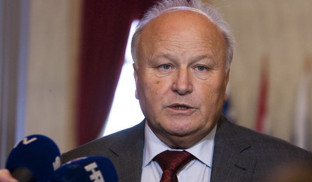 Osijek, 290113.
Slavko Linic ministar financija odrzao je u Osijeku prezentaciju Nacrta prijedloga zakona o porezu na nekretnine na javnoj raspravi koju je organizirala udruga gradova u Velikoj vijecnici Osjecko-baranjske zupanije.Na fotografiji:Ministar