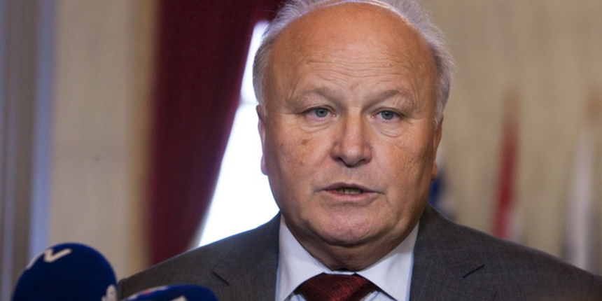 Osijek, 290113.
Slavko Linic ministar financija odrzao je u Osijeku prezentaciju Nacrta prijedloga zakona o porezu na nekretnine na javnoj raspravi koju je organizirala udruga gradova u Velikoj vijecnici Osjecko-baranjske zupanije.Na fotografiji:Ministar Osijek, 290113.
Slavko Linic ministar financija odrzao je u Osijeku prezentaciju Nacrta prijedloga zakona o porezu na nekretnine na javnoj raspravi koju je organizirala udruga gradova u Velikoj vijecnici Osjecko-baranjske zupanije.Na fotografiji:Ministar