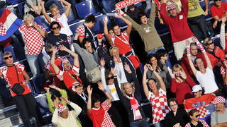 Zagreb, 310810.
Bazen Mladosti, Jarunska 5.
Utakmica zenskog vaterpola u sklopu Europskog prvenstva, izmedju Hrvatske i Rusije.
Na slici: hrvatski navijaci.
Foto: Boris Kovacev / CROPIX Zagreb, 310810.
Bazen Mladosti, Jarunska 5.
Utakmica zenskog vaterpola u sklopu Europskog prvenstva, izmedju Hrvatske i Rusije.
Na slici: hrvatski navijaci.
Foto: Boris Kovacev / CROPIX