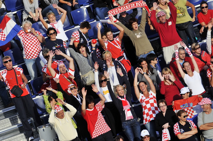 Zagreb, 310810.
Bazen Mladosti, Jarunska 5.
Utakmica zenskog vaterpola u sklopu Europskog prvenstva, izmedju Hrvatske i Rusije.
Na slici: hrvatski navijaci.
Foto: Boris Kovacev / CROPIX Zagreb, 310810.
Bazen Mladosti, Jarunska 5.
Utakmica zenskog vaterpola u sklopu Europskog prvenstva, izmedju Hrvatske i Rusije.
Na slici: hrvatski navijaci.
Foto: Boris Kovacev / CROPIX