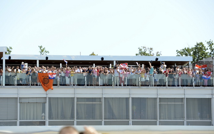 Zagreb, 130812.
Zracna luka Pleso.
Povratak Hrvatskih sportasa u Zagreb sa Olimpijskih igara u Londonu.
Na slici: Na povratku iz Londona sa Olimpijskih Igara, vecina hrvatskih sportasa se vraca avionskim letom Croatie Airlinesa za Zagreb.
Navijaci na ter Zagreb, 130812.
Zracna luka Pleso.
Povratak Hrvatskih sportasa u Zagreb sa Olimpijskih igara u Londonu.
Na slici: Na povratku iz Londona sa Olimpijskih Igara, vecina hrvatskih sportasa se vraca avionskim letom Croatie Airlinesa za Zagreb.
Navijaci na ter