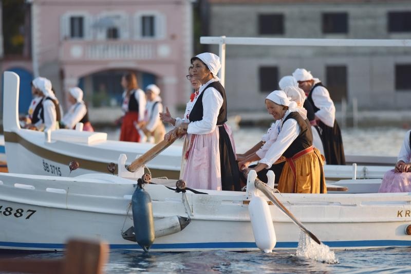 Tradicionalna ženska regata gajeta na vesla u Krapnju
