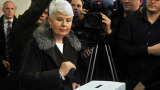 Zagreb, 041211.
Parlamentarni izbori 2011.
Izborno mjesto OS A. G. Matos. 
Na slici: Premijerka Jadranka Kosor glasala je u 9 sati.
Foto: Bruno Konjevic / CROPIX