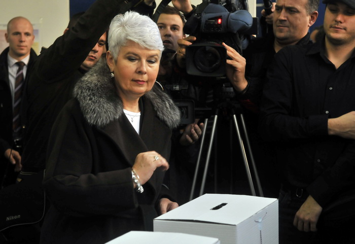 Zagreb, 041211.
Parlamentarni izbori 2011.
Izborno mjesto OS A. G. Matos. 
Na slici: Premijerka Jadranka Kosor glasala je u 9 sati.
Foto: Bruno Konjevic / CROPIX