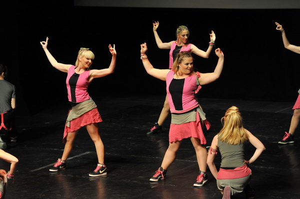 Zadar, 180513.
Veceras je u kazalistu lutaka odrzan Zadarski plesni festival In memoriam Nives Simatovic-Predovan na kojem se predstavilo 19 plesnih ansambla iz 12 gradova.
Na fotografiji: nastup na plesnom festivalu.
Foto: Luka Gerlanc / CROPIX Zadar, 180513.
Veceras je u kazalistu lutaka odrzan Zadarski plesni festival In memoriam Nives Simatovic-Predovan na kojem se predstavilo 19 plesnih ansambla iz 12 gradova.
Na fotografiji: nastup na plesnom festivalu.
Foto: Luka Gerlanc / CROPIX