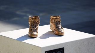 Brončane tenisice Dražena Petrovića postavljene na istoimeni šibenski trg, Foto: Duško Jaramaz/PIXSELL