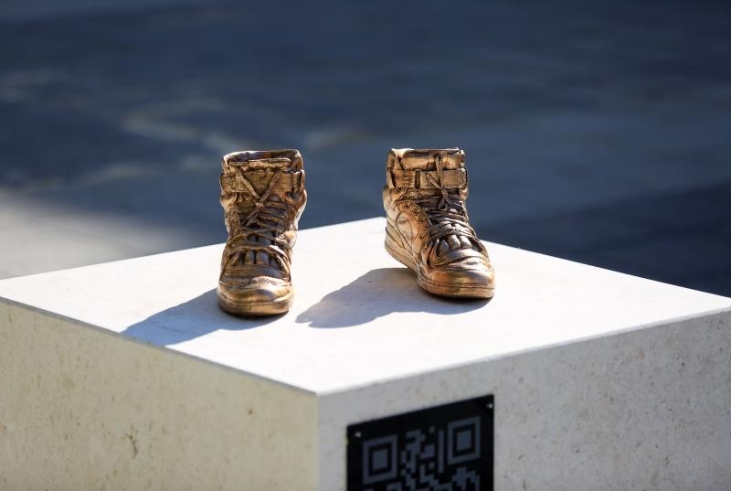 Brončane tenisice Dražena Petrovića postavljene na istoimeni šibenski trg, Foto: Duško Jaramaz/PIXSELL