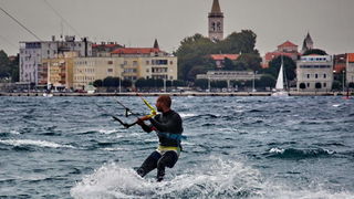 Kiteri i surferi uživali u jakom jugu
