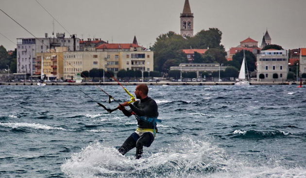 Kiteri i surferi uživali u jakom jugu