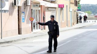 Čišćenje ulice u Šibeniku nakon masovne tuče navijača u Šibeniku Čišćenje ulice u Šibeniku nakon masovne tuče navijača u Šibeniku