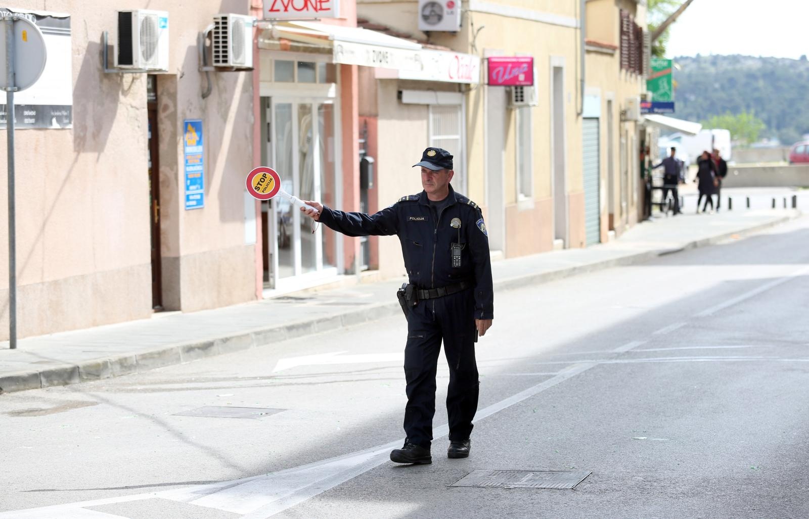 Čišćenje ulice u Šibeniku nakon masovne tuče navijača u Šibeniku Čišćenje ulice u Šibeniku nakon masovne tuče navijača u Šibeniku