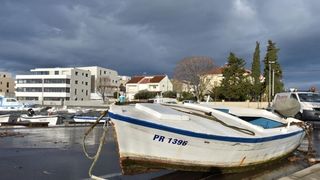 Orkanski Lebić bacao barke po cesti. Foto: Dino Stanin/PIXSELL