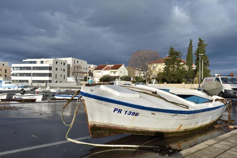 Orkanski Lebić bacao barke po cesti. Foto: Dino Stanin/PIXSELL