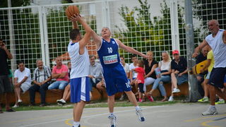 U povodu blagdana Kraljice Mira u Stanovima odigrana utakimica između veterana KK Zadar i Stanova, Foto: Iva Perinčić U povodu blagdana Kraljice Mira u Stanovima odigrana utakimica između veterana KK Zadar i Stanova, Foto: Iva Perinčić