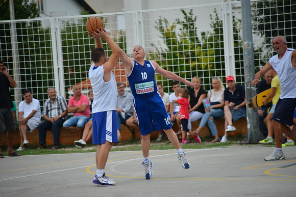 U povodu blagdana Kraljice Mira u Stanovima odigrana utakimica između veterana KK Zadar i Stanova, Foto: Iva Perinčić U povodu blagdana Kraljice Mira u Stanovima odigrana utakimica između veterana KK Zadar i Stanova, Foto: Iva Perinčić