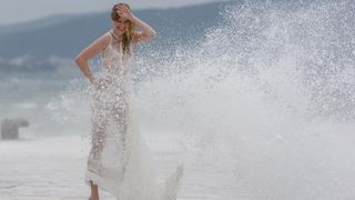 Tijekom snimanja reklamne kampanje valovi doslovno “okupali” manekenku na zadarskoj rivi