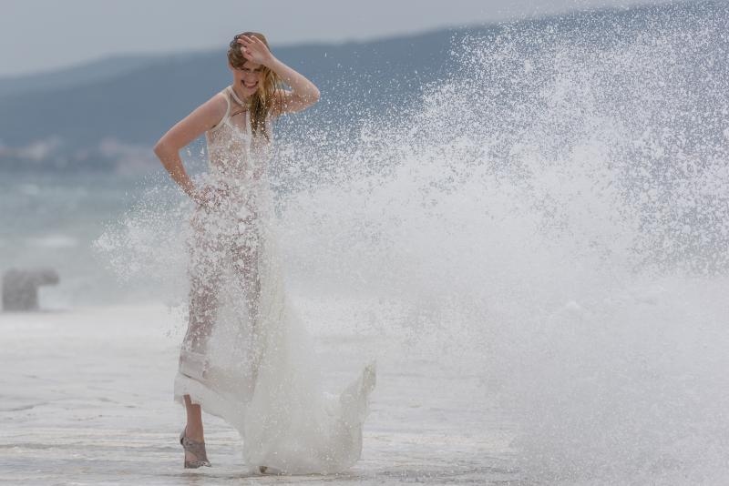 Tijekom snimanja reklamne kampanje valovi doslovno “okupali” manekenku na zadarskoj rivi