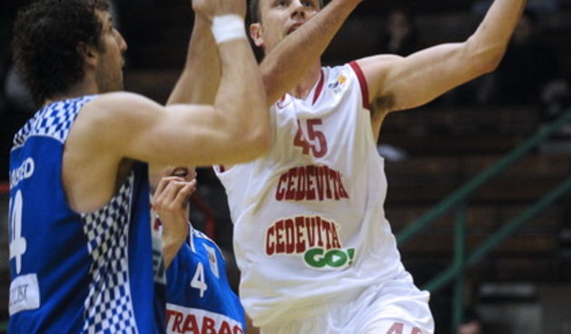 Sutinska vrela, 160110.
Trenutno se u sportskoj dvorani u Sutinskim vrelima igra 16.kolo regionalne NLB lige izmedju KK Cedevite i KK Zadra.
Na slici: Igrac KK Cedevite Bazdaric Marino u napadu na kos.
Foto: SIme Sokota / CROPIX