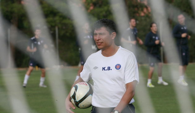 Supetar, 090911.
Vecernji trening igraca HNK Hajduka u Supetru na otoku Bracu bio je posljednji trening na Bracu. Danas igraci HNK Hajduka nece trenirati vec ce se redovnom trajektnom linijom u 14 sati vratiti u Split.
Na fotografiji: trener Krasimir Blak