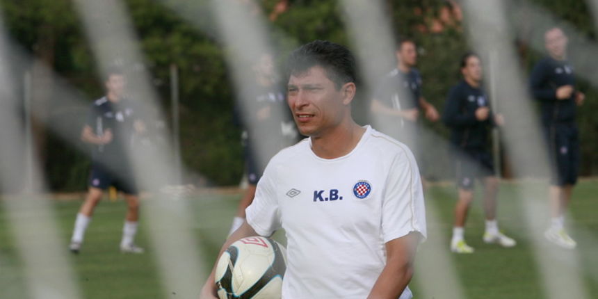 Supetar, 090911.
Vecernji trening igraca HNK Hajduka u Supetru na otoku Bracu bio je posljednji trening na Bracu. Danas igraci HNK Hajduka nece trenirati vec ce se redovnom trajektnom linijom u 14 sati vratiti u Split.
Na fotografiji: trener Krasimir Blak Supetar, 090911.
Vecernji trening igraca HNK Hajduka u Supetru na otoku Bracu bio je posljednji trening na Bracu. Danas igraci HNK Hajduka nece trenirati vec ce se redovnom trajektnom linijom u 14 sati vratiti u Split.
Na fotografiji: trener Krasimir Blak