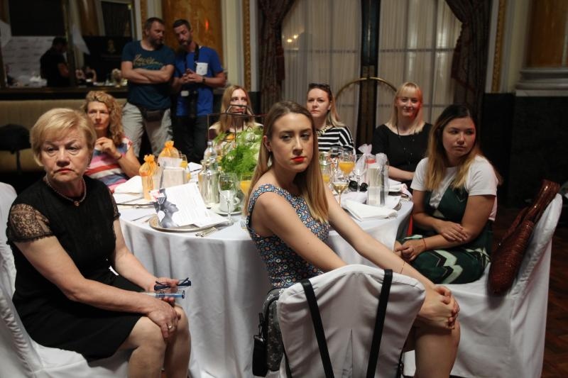 U vjenčanicama koje je dizajnirala Matija Vujica kozmetičku liniju su predstavile Renata Sopek. Natali Dizdar, Tatjana Jurić, Vanna i Lana Jurčević U vjenčanicama koje je dizajnirala Matija Vujica kozmetičku liniju su predstavile Renata Sopek. Natali Dizdar, Tatjana Jurić, Vanna i Lana Jurčević