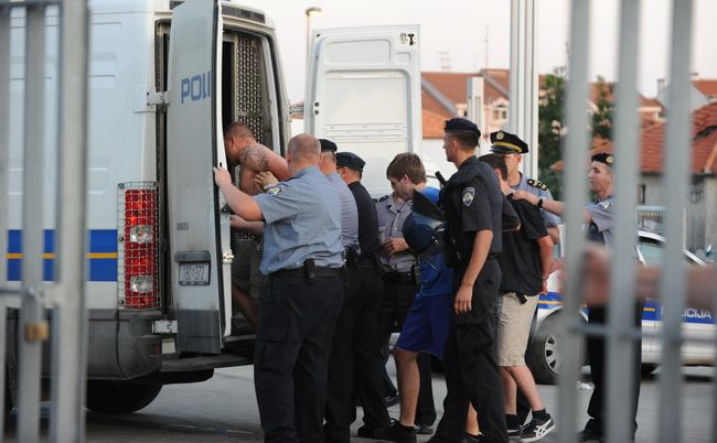 Zadar, 080610.
Dvorana Kresimir Cosic.
Cetvrta finalna kosarkaska utkmica izmedju Zadra i Cibone.
Na fotografiji: privodjenje navijaca.
Foto: Andrija Lucic / CROPIX Zadar, 080610.
Dvorana Kresimir Cosic.
Cetvrta finalna kosarkaska utkmica izmedju Zadra i Cibone.
Na fotografiji: privodjenje navijaca.
Foto: Andrija Lucic / CROPIX