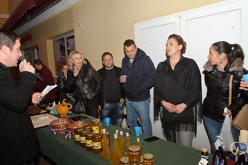 Bibinje: Božićni sajam na Trgu Franje Tuđmana Bibinje: Božićni sajam na Trgu Franje Tuđmana