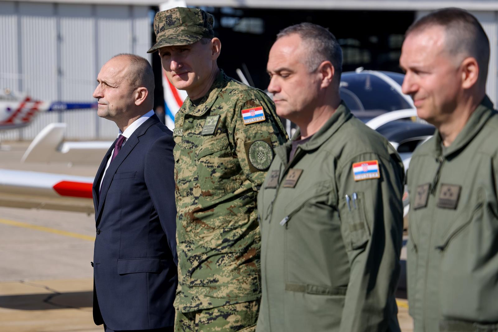 Zemunik: 20. obljetnica akrobatske grupe “Krila Oluje” Zemunik: 20. obljetnica akrobatske grupe “Krila Oluje”