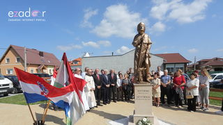 Bibinjci gradišćanskim Hrvatima darovali 1.82 metara visok kip sv. Roka Bibinjci gradišćanskim Hrvatima darovali 1.82 metara visok kip sv. Roka