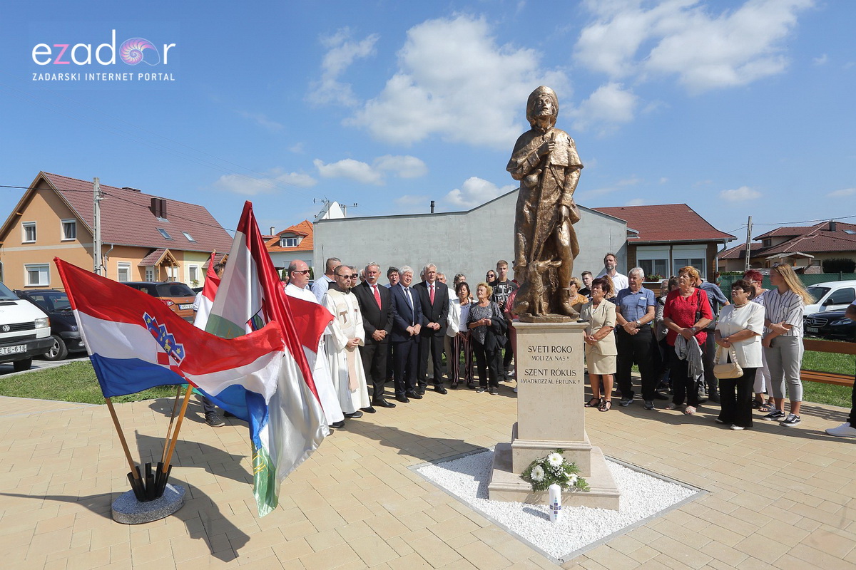 Bibinjci gradišćanskim Hrvatima darovali 1.82 metara visok kip sv. Roka Bibinjci gradišćanskim Hrvatima darovali 1.82 metara visok kip sv. Roka