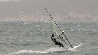 Nekoliko surfera iskoristilo je jako jugo za uživanje u velikim valovima.Photo: Dino Stanin/PIXSELL