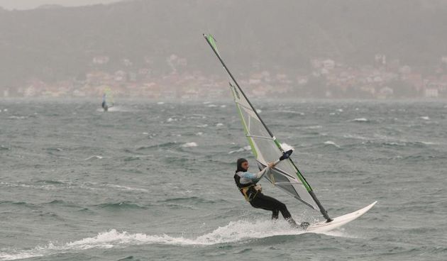 Nekoliko surfera iskoristilo je jako jugo za uživanje u velikim valovima.Photo: Dino Stanin/PIXSELL