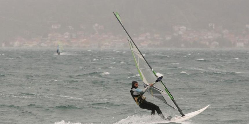 Nekoliko surfera iskoristilo je jako jugo za uživanje u velikim valovima.Photo: Dino Stanin/PIXSELL Nekoliko surfera iskoristilo je jako jugo za uživanje u velikim valovima.Photo: Dino Stanin/PIXSELL