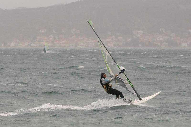 Nekoliko surfera iskoristilo je jako jugo za uživanje u velikim valovima.Photo: Dino Stanin/PIXSELL