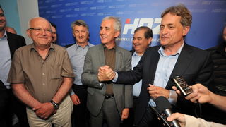 Zadar, 190513.
Lokalni izbori 2013.
Stozer HDZ-a.
HDZ slavi pobjedu na lokalnim izborima. Prema nesluzbenim rezultatima pobijedili su u utrci za zupanijsku skupstinu, gradsko vijece, stari novi zupan Stipe Zrilic je takodjer premocno pobijedio, a Bozidar Zadar, 190513.
Lokalni izbori 2013.
Stozer HDZ-a.
HDZ slavi pobjedu na lokalnim izborima. Prema nesluzbenim rezultatima pobijedili su u utrci za zupanijsku skupstinu, gradsko vijece, stari novi zupan Stipe Zrilic je takodjer premocno pobijedio, a Bozidar