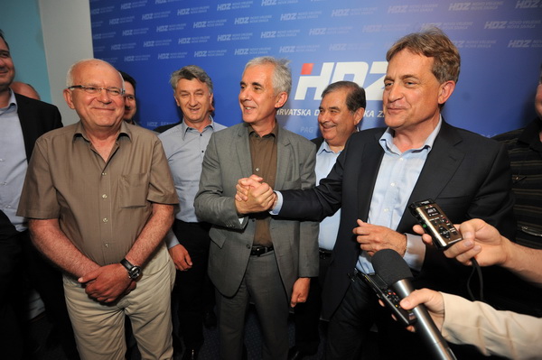 Zadar, 190513.
Lokalni izbori 2013.
Stozer HDZ-a.
HDZ slavi pobjedu na lokalnim izborima. Prema nesluzbenim rezultatima pobijedili su u utrci za zupanijsku skupstinu, gradsko vijece, stari novi zupan Stipe Zrilic je takodjer premocno pobijedio, a Bozidar Zadar, 190513.
Lokalni izbori 2013.
Stozer HDZ-a.
HDZ slavi pobjedu na lokalnim izborima. Prema nesluzbenim rezultatima pobijedili su u utrci za zupanijsku skupstinu, gradsko vijece, stari novi zupan Stipe Zrilic je takodjer premocno pobijedio, a Bozidar