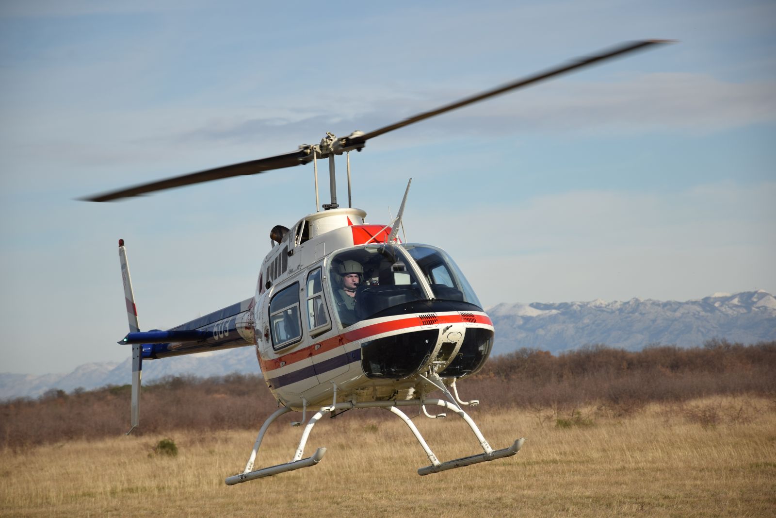 U Zemuniku izvedeni prvi samostalni letovi učenika na helikopterima “Bell-206B” U Zemuniku izvedeni prvi samostalni letovi učenika na helikopterima “Bell-206B”