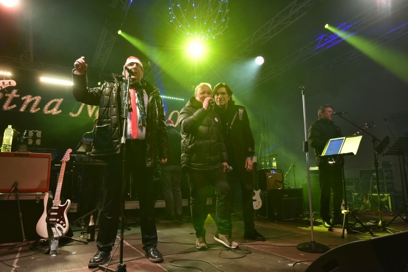 Mladen Grdović pjesmom uveo Poreč u Novu 2017.