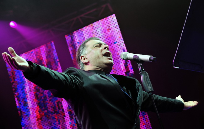 Skoplje, 240110.
Humanitarni koncert odrzan u Skoplju na kome su izvodjaci premijerno pjevali pjesme koje je komponirao Tose Proeski.
Na fotografiji: Aki Rahimovski.
Foto: Maja Zlatevska / CROPIX Skoplje, 240110.
Humanitarni koncert odrzan u Skoplju na kome su izvodjaci premijerno pjevali pjesme koje je komponirao Tose Proeski.
Na fotografiji: Aki Rahimovski.
Foto: Maja Zlatevska / CROPIX