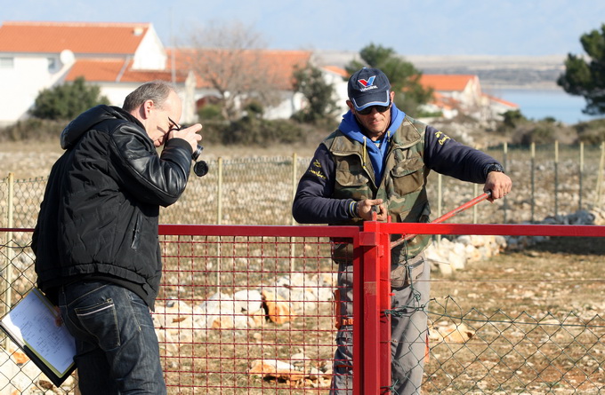Vir, 190213.
Otok Vir. 
Kao sto je i najavljeno, pocelo je rusenje ilegalnih objekata. Polazisna tocka bagera je otok Vir na kojem je oko 8.000 bespravno izgradjenih objekata. Nesto prije 9 sati prvi je bager stigao na taj otok. Policija asistira na podru