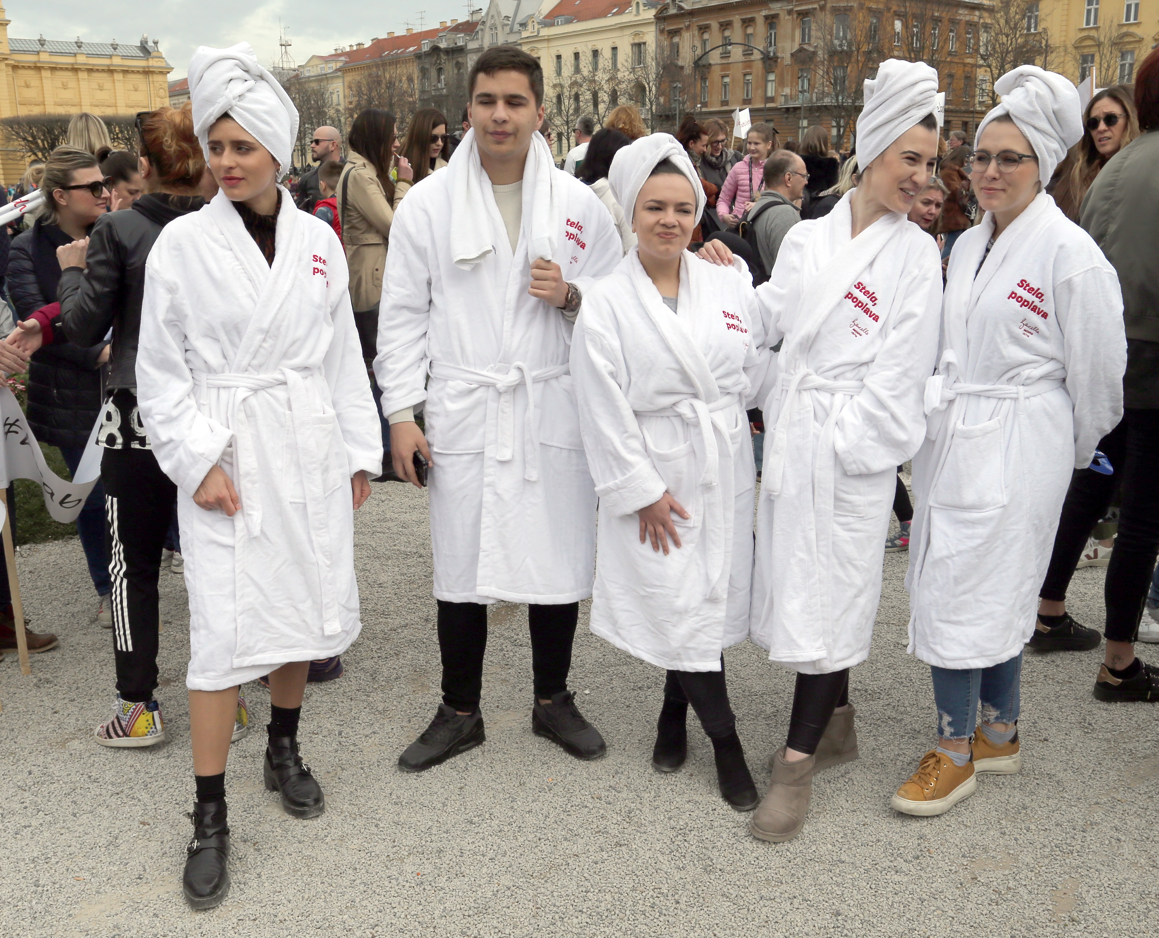 Prosvjed #spasime: Tomislavov trg u Zagrebu pun ljudi, došao i Plenković Prosvjed #spasime: Tomislavov trg u Zagrebu pun ljudi, došao i Plenković