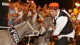 U Tribunju su održane 49. po redu magareće trke na kojima je sudjelovalo 12 jahača, a pobjedu je odnio Roko Popov na magarcu Renault 4. Photo: Duško Jaramaz/PIXSELL U Tribunju su održane 49. po redu magareće trke na kojima je sudjelovalo 12 jahača, a pobjedu je odnio Roko Popov na magarcu Renault 4. Photo: Duško Jaramaz/PIXSELL