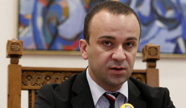 Zagreb, 141212.
Sabor.
Klub zastupnika HDSSB-a odrzao press konferenciju sa temom prijedloga Kluba zastupnika HDSSB-a o novim zakonskim rjesenjima Zakona o drzavnom odvjetnistvu i Zakona o Sigurnosno obavjestajnom sustavu RH.
Na fotografiji: Josip Salapic