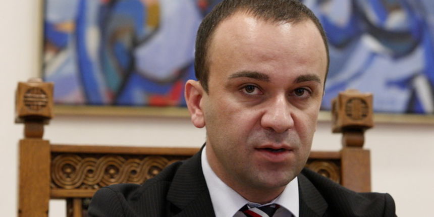 Zagreb, 141212.
Sabor.
Klub zastupnika HDSSB-a odrzao press konferenciju sa temom prijedloga Kluba zastupnika HDSSB-a o novim zakonskim rjesenjima Zakona o drzavnom odvjetnistvu i Zakona o Sigurnosno obavjestajnom sustavu RH.
Na fotografiji: Josip Salapic