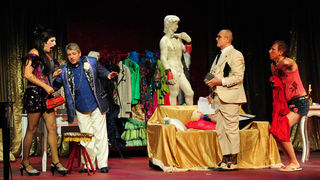 Zadar, 12.11.2012. snimio: Nenad Marčev
SATIRIČKO KAZALIŠTE KEREMPUH
Jean Poiret:
Krletka, komedija
redatelj: Krešimir Dolenčić
igraju: Ž. Königsknecht, H. Kečkeš, M. Mirković,
I. Đuričić, L. Petrušić, B. Perić, V. Čokljat,
M. Posavec Zadar, 12.11.2012. snimio: Nenad Marčev
SATIRIČKO KAZALIŠTE KEREMPUH
Jean Poiret:
Krletka, komedija
redatelj: Krešimir Dolenčić
igraju: Ž. Königsknecht, H. Kečkeš, M. Mirković,
I. Đuričić, L. Petrušić, B. Perić, V. Čokljat,
M. Posavec